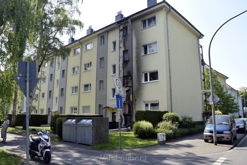 Rollerbrand dann Feuer 1 Fassadenbrand Koeln Gremberg Kroppergasse P59.JPG - Miklos Laubert